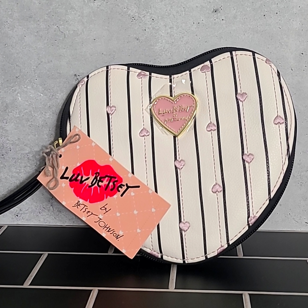 BETSEY JOHNSON HEART COIN PURSE W STRAP